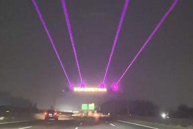 高速路上的绿色激光灯是干嘛用的